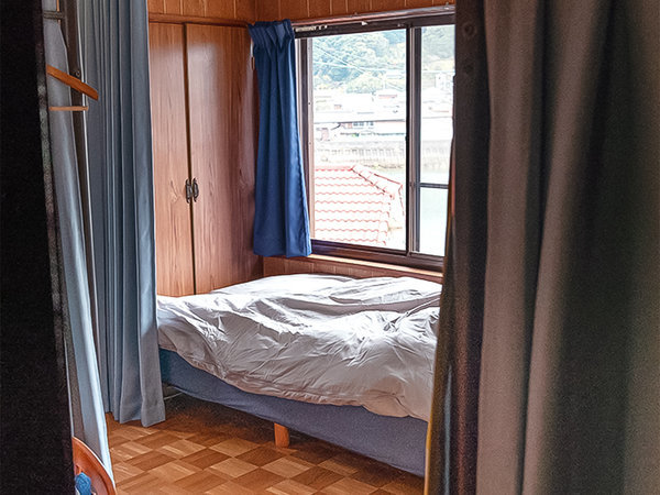 ・眺望：山のお部屋では、2段ベッド2台+シングルベッド1台となります。