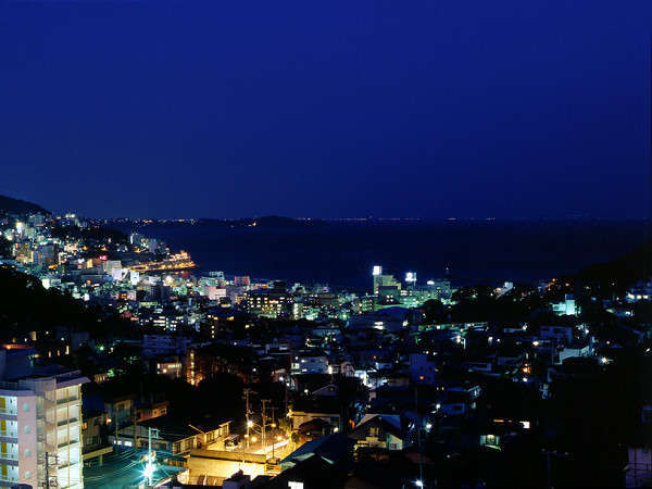 【夜景】熱海の海と山々、街並みを一望　天気が良ければ三浦、房総半島の灯りまでご覧になれます！