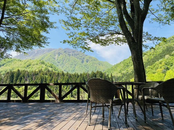 荒島岳を望むウッドデッキ