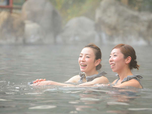 源泉かけ流し大露天風呂　女性には湯あみ着をご用意