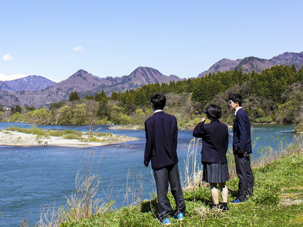 ・【風景】阿賀野川を眺める、近隣の寮に住む学生たち