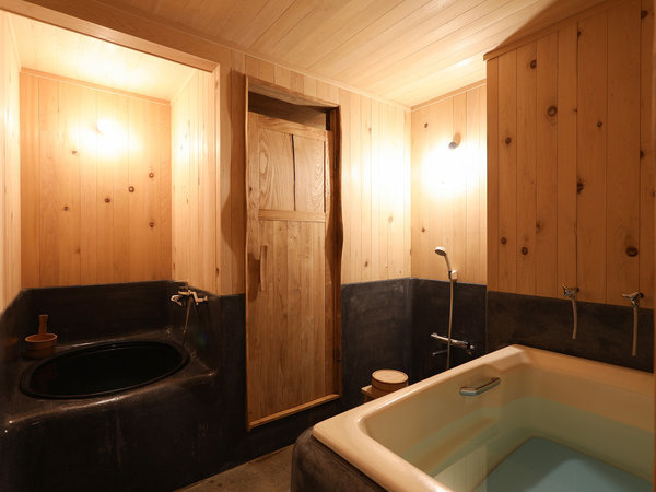 ・【お風呂場】浴室には薪風呂と薪サウナ、水風呂がございます。外気浴も可能です