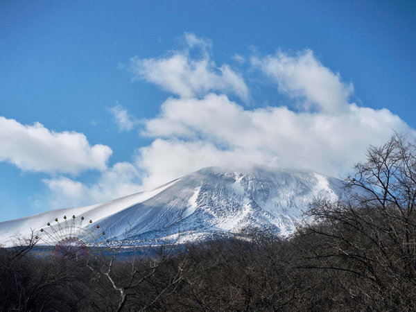 ・【景観】雪の浅間山と青空。遠くに軽井沢おもちゃ王国の観覧車が見えます