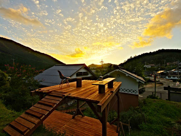 【ウッドデッキ】宿に併設したウッドデッキ。里山ののどかな風景と満天の星空が楽しめます。