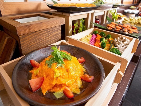 京壬生菜、九条ネギ、海老芋、京水菜など京の素材を使った一品や焼き魚、出汁巻き玉子、季節のおひたしなど