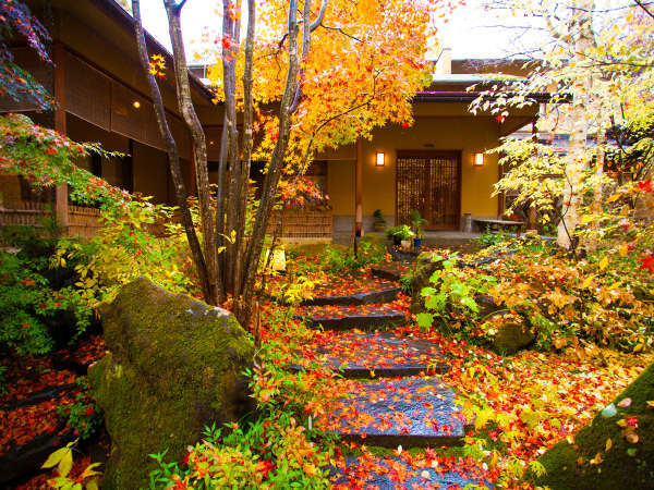 ～アプローチ　秋～　赤や黄に染まった落葉の絨毯が玄関へと誘います。