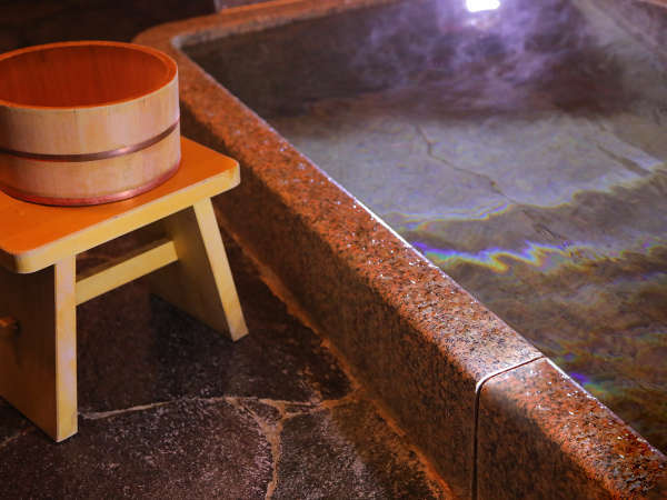 赤御影石造りの岩風呂です。源泉かけ流しの道後の引き湯をお楽しみください。