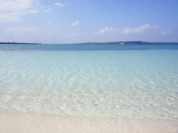 【パイナガマビーチ】市街地にあり島民にも観光客にも人気がある海の透明感度が高いビーチです。