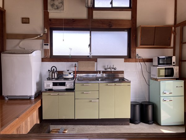昔ながらの土間のキッチン電子レンジ、トースター、２口コンロ、冷蔵庫、洗濯機