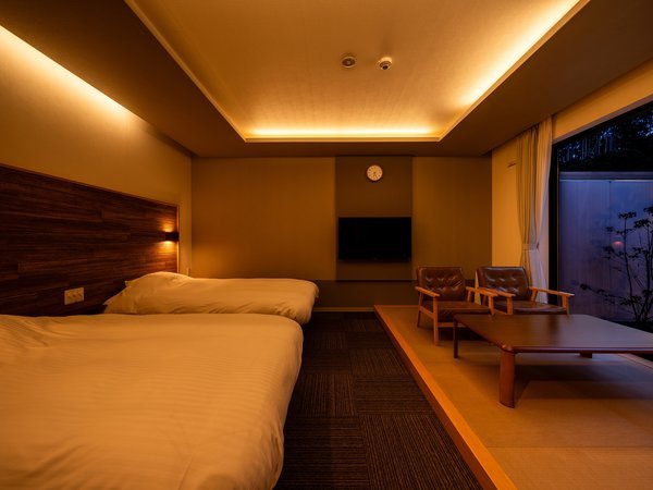 セミダブルベッドが2つと小上がりのある和洋室のお部屋です。お部屋によって浴槽のタイプが異なります。