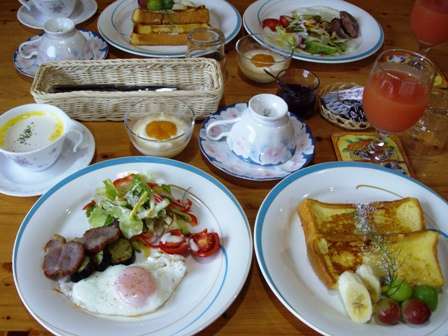 朝食の一例ベーコンエッグ、フレンチトースト、ヨーグルト、かぼちゃスープ、ジュース類、コーヒー等