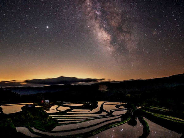 晴れた日は満天の星が輝きます(星空と田園)