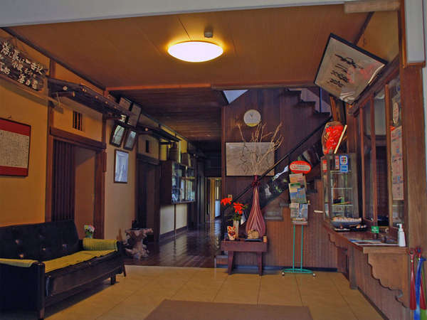 *当館のフロント、懐かしい昭和の雰囲気が漂います。