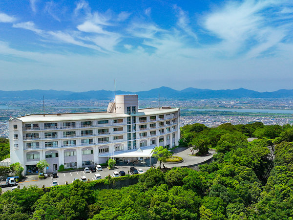 徳島市内を一望するお部屋からの景色は徳島随一の絶景。夜景の美しさは格別です。