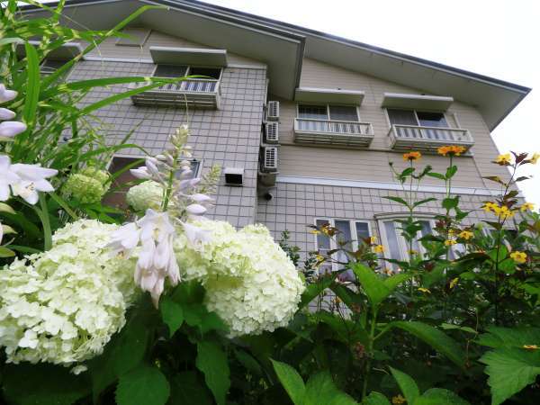 外観。グリーンシーズンは季節の花に囲まれます。