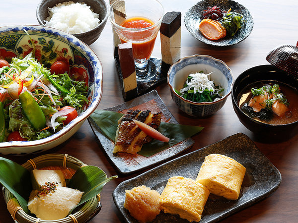 【ご朝食】自慢の逸品ぞろいのご朝食を、ぜひご堪能下さいませ。