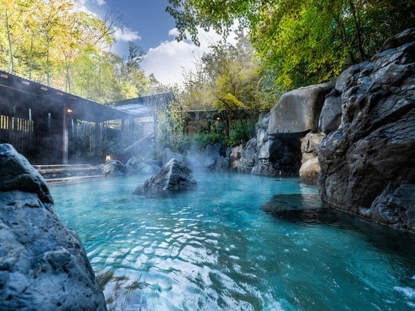 【延羽の湯 野天閑雅山荘】野天岩風呂（昼）