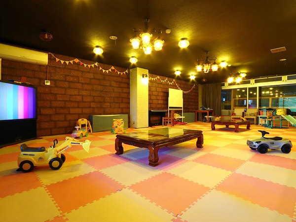 【館内】休憩スペース。おもちゃ、ボードゲームなど友達や家族で楽しんでいただけます。