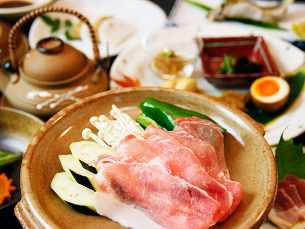 当館周辺の山や畑で採れた食材を中心に！お料理の一例≪黒豚の陶板焼き≫