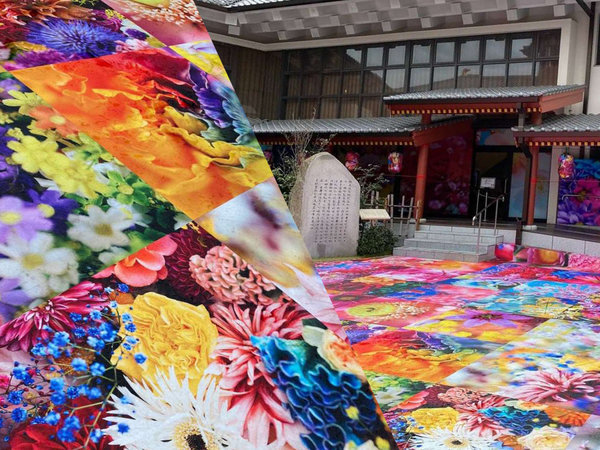 蜷川実花さん作、道後温泉別館 飛鳥乃湯泉中庭インスタレーション。中庭一面にカラフルな花が広がります。