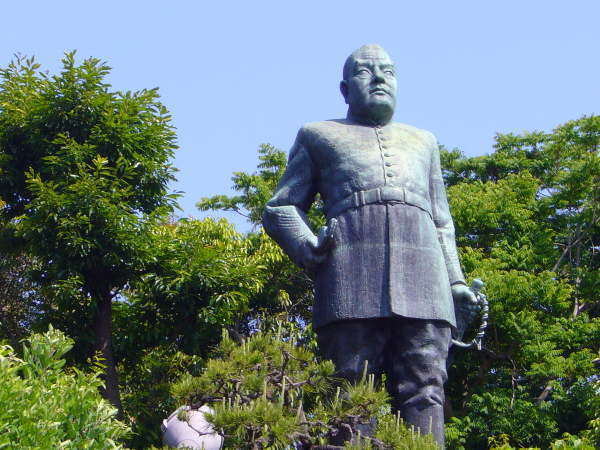 ホテルより徒歩３分の場所にある鹿児島県民に親しまれている西郷隆盛銅像