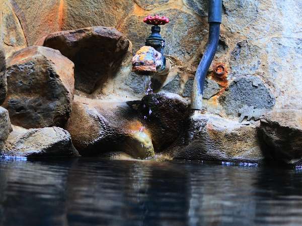 天然温泉掛け流し貸切露天風呂。岩風呂と暖色の照明が織りなす雰囲気をお楽しみ下さい。