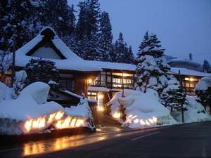 ２月、雪灯篭祭り期間の西屋全景。夕暮れには雪洞にろうそくを灯します。