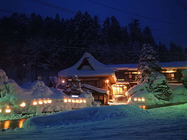1月中旬から2月上杉雪灯篭祭りのシーズンにかけて、白布でも雪洞に灯りを入れ、幻想的な夜景を演出！