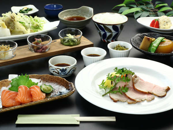 和洋折衷の夕食◆季節でメニューも変わる夕食は旬素材を活かした手作りの創作料理です
