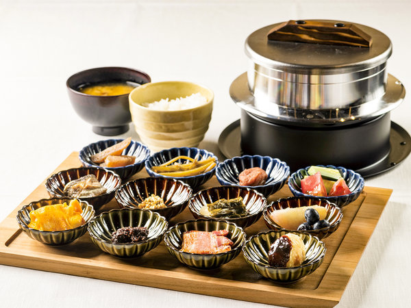 ・【朝食一例】朝食には釜で炊き上げたふっくらご飯と12種の小鉢