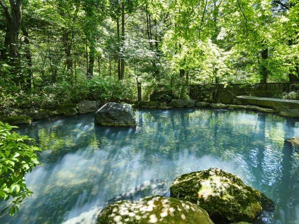 緑のカーテンに包まれた自然と一体化する当館最大の露天風呂