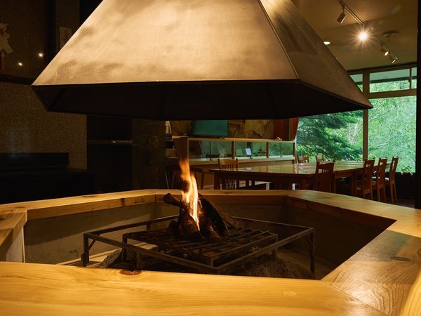 *【暖炉】レストランには六角の暖炉　一年中火をともしております