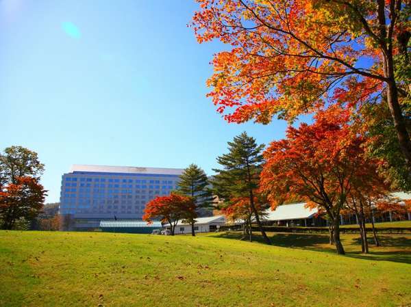 【ホテル外観（秋）】ホテルと雫石ゴルフ場の紅葉