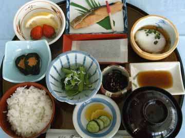 【朝食例】庭園の景色に心癒されるレストランにて栄養バランス◎の≪日替わり和定食≫をご用意致します。