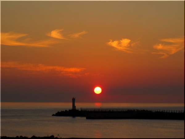 熱海沖の朝陽です。宿から１分で素晴らしい感動に出会えます。