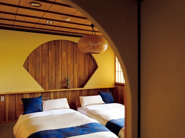 ［スーペリア一例］客室には飛騨の家具をレイアウト。ベッドはシモンズ社のマット