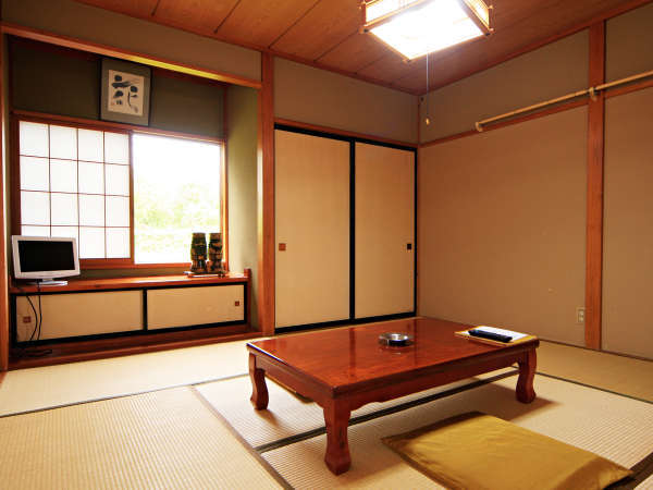 【お部屋一例】五色沼の景色を楽しめます。シンプルな和室でごゆっくり…