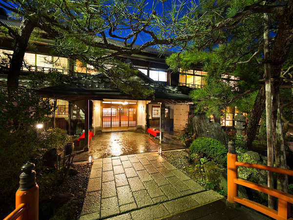 大阪の静かなまちに佇む旅館。喧騒から離れた穏やかなひと時をお楽しみください