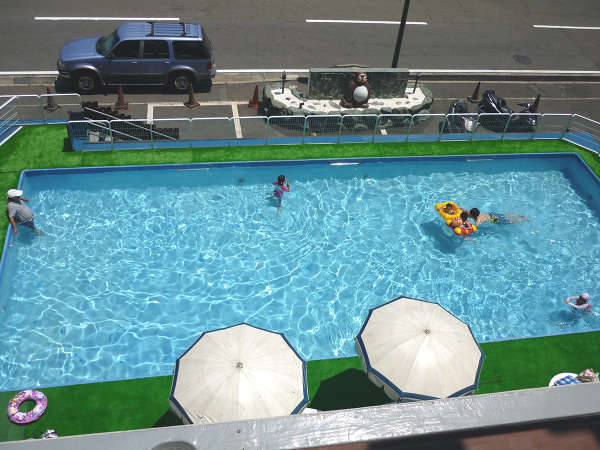 夏休み期間限定の屋外プールは、お子様も安心！