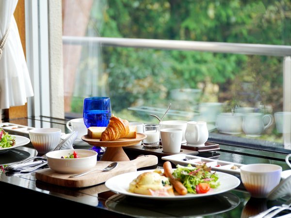 カウンター席での朝食風景