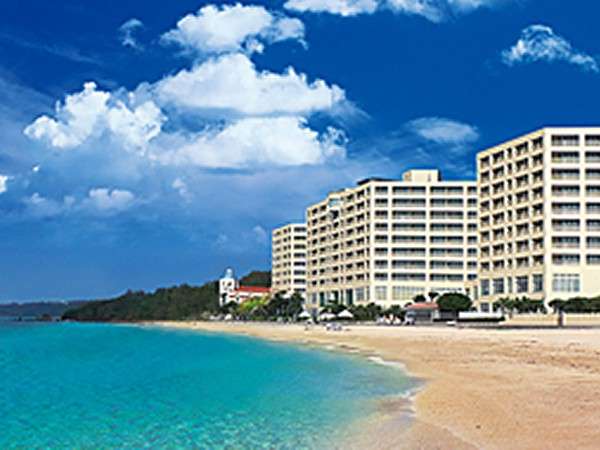 オンザビーチの「リザンシーパークホテル谷茶ベイ」　ホテルの前には東シナ海の天然ビーチ♪