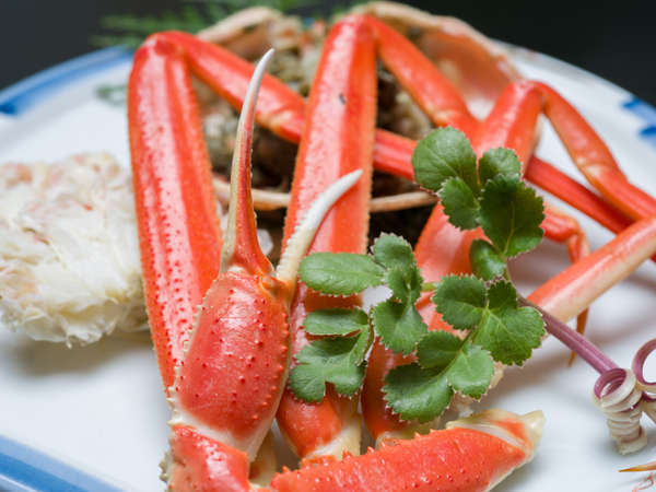 *お夕食一例（茹で蟹）/絶妙な塩加減、茹で加減が凝縮した旨みを引き出す。冬の味覚王をご堪能下さい。