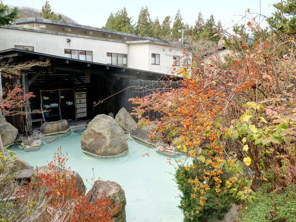 *男湯露天／秋には露天風呂内の庭園の木々が色付きます