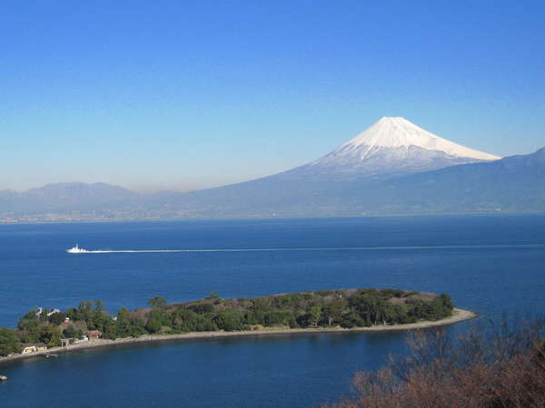 宿からは大瀬崎海岸、大瀬岬、そして駿河湾越しに霊峰富士が眺められる。