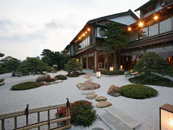 枯山水式の日本庭園から見た皆美館