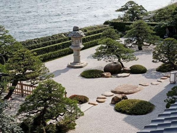 宍道湖を借景とした、枯山水式の日本庭園。お部屋から、料亭からでもお楽しみ頂けます。