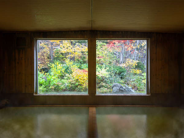 【大浴場】窓から見える四季折々の景色を眺め、静寂な時間を。朝と晩で変わる雰囲気も温泉を楽しむ醍醐味。