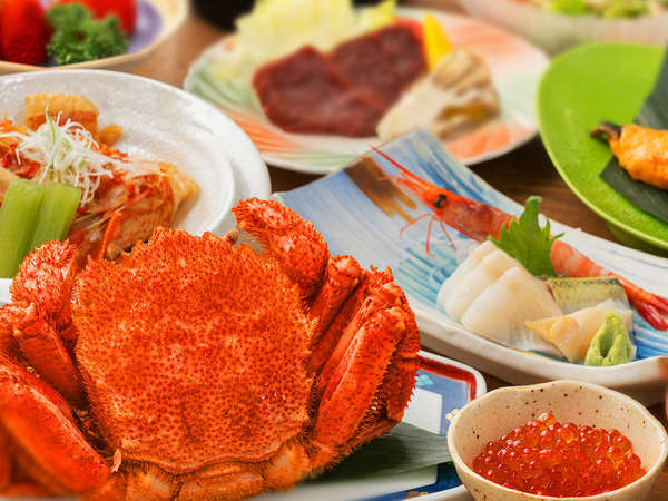 【夕食一例】毛蟹にイクラ、鹿肉♪地元産の食材をふんだんに使った夕食に舌鼓♪