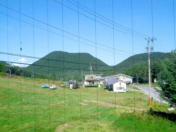 *【本館和室からの眺め】湯の丸高原の山々に囲まれています。