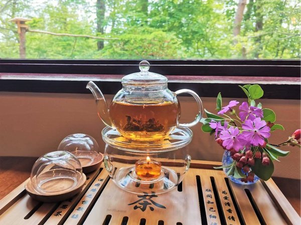 オーナー自ら選んだ中国茶。何種類かのお茶を日替わりで提供します。